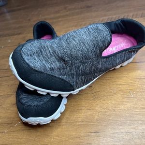 Sketchers Slip On Women’s Walking Shoe With Memory Foam